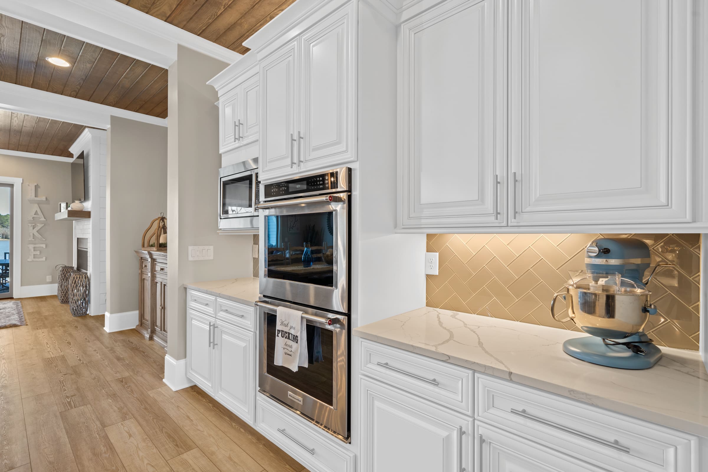 Gorgeous White Kitchen with Gold Backsplash and Light Wood Flooring |PAXISgroup Gorgeous White Kitchen with Gold Backsplash and Light Wood Flooring |PAXISgroup