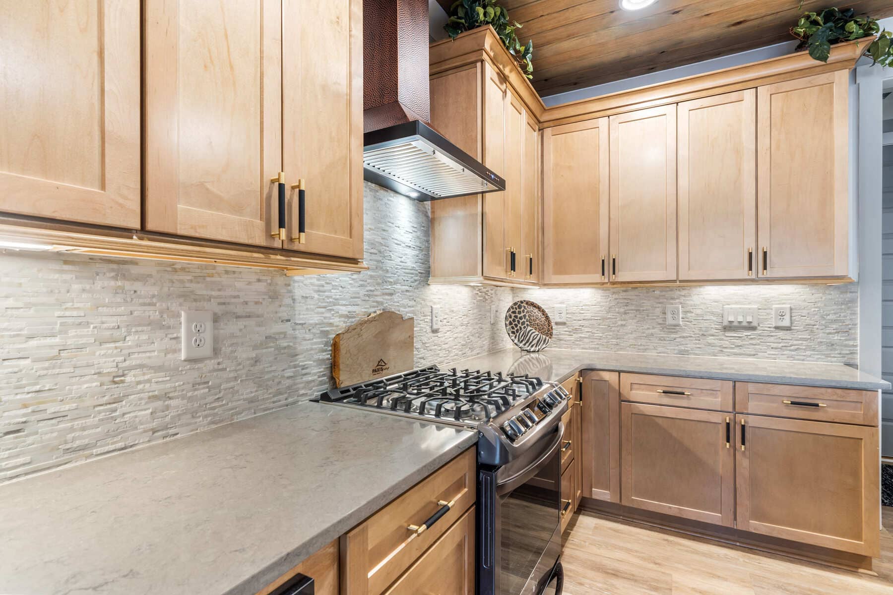 Close-up View of Beautiful Light Grey and White Stone Backsplash |PAXISgroup